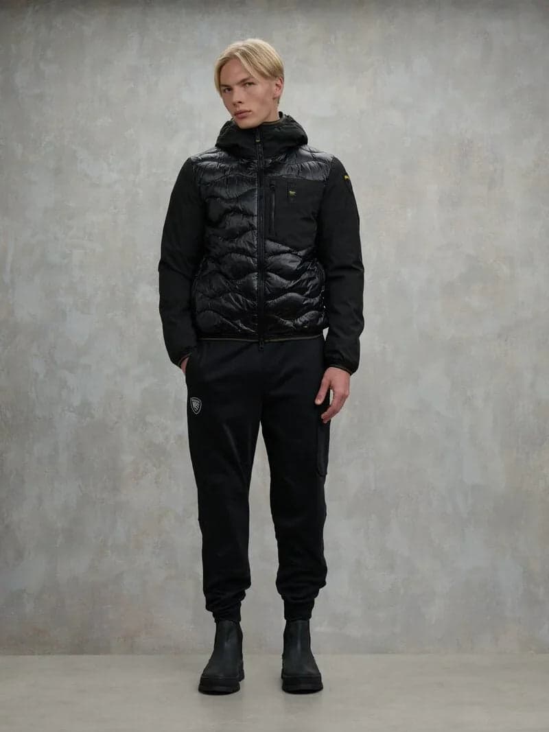 Giubbino uomo Blauer Albert in neoprene e nylon trapuntato con cappuccio nero look indossato