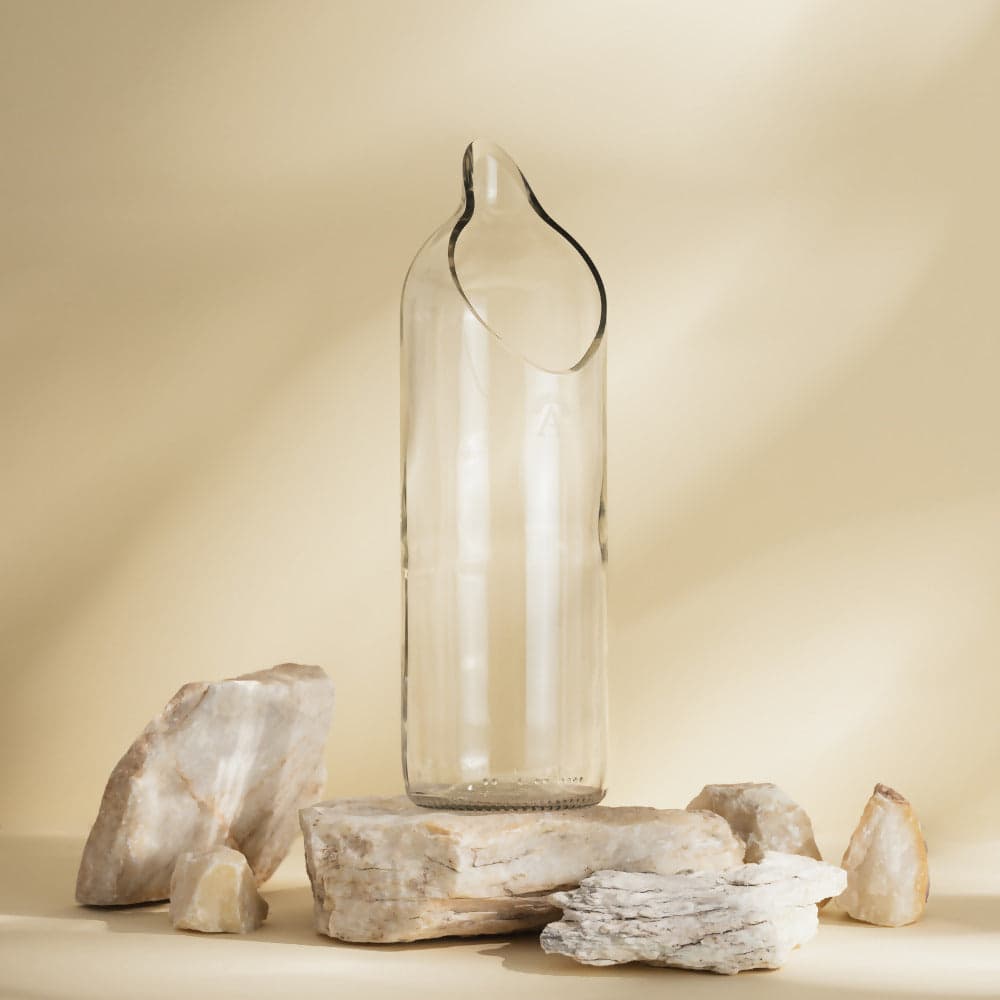 Brocca acqua in vetro riciclato | caraffa in vetro | brocca con una bottiglia di vino