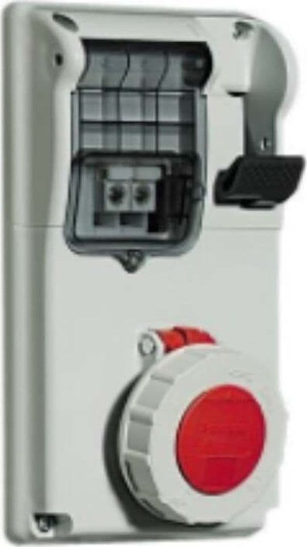 BTICINO---PRESA-INTERBLOCCANTE-DA-QUADRO-CON-FUSIBILI-IP55-32A-3P+T-400W