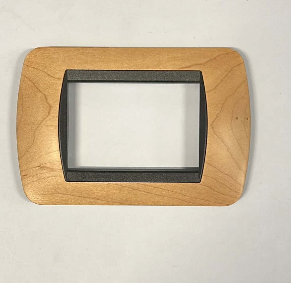 BTICINO-LIVING---PLACCA-3-MODULI-COLORE-LEGNO-DI-LARICE-L4803LAR