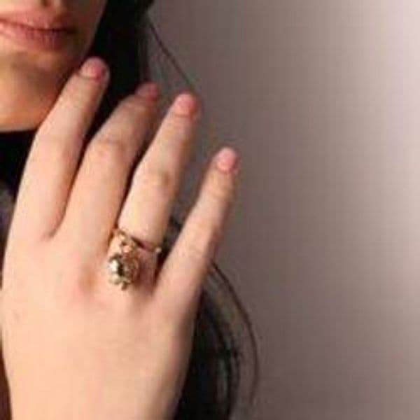 BYSIMON---Anello-in-Metallo-con-campanella-portafortuna-con-scritta-Capri-a-rilievo-e-cristalli-bianchi