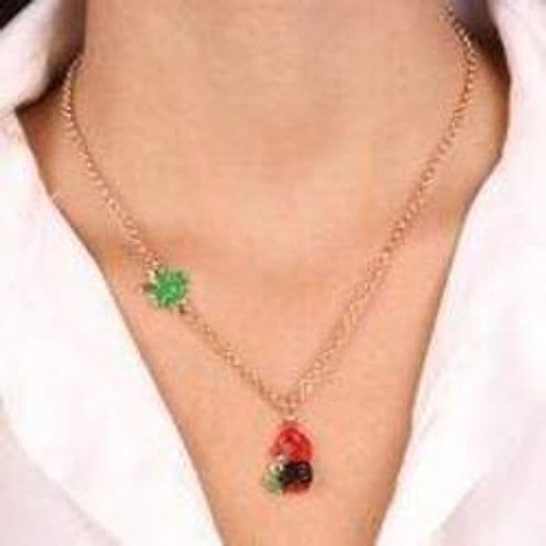 BYSIMON---Collana-in-Metallo-con-cornetto-portafortuna-impreziosito-da-smalto-rosso-a-forma-di-Pulcinella-e-quadrifoglio