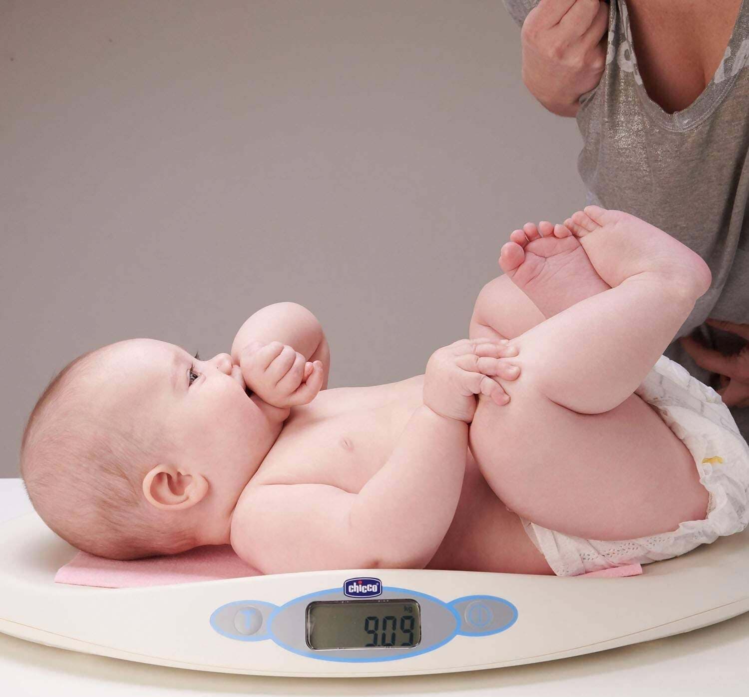 Chicco Bilancia Digitale per Neonati e Bambini da 30g a 20kg, Segue la Crescita del Bambino, Bilancia di Precisione Pesa Bimbi Chicco con Display LCD, Memorizzazione Ultima Pesata e Funzione Tara, Bianco Bilancia Digitale Sanitaria Gioia del Bimbo - Villa San Giovanni, Commerciovirtuoso.it