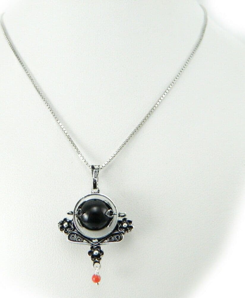 Collana brunita con ciondolo su coccu portafortuna e corallino GIOIELLO SARDEGNA in Collane Gioielleria Saba - Dolianova, commercioVirtuoso.it