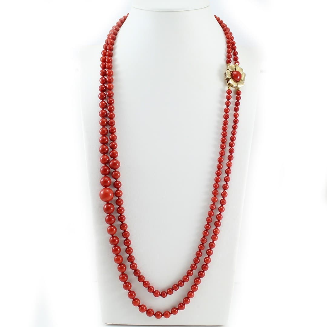 Collana donna lunga doppio filo corallo rosso e chiusura fiore in oro giallo in Collane Gioielleria Saba - Dolianova, commercioVirtuoso.it