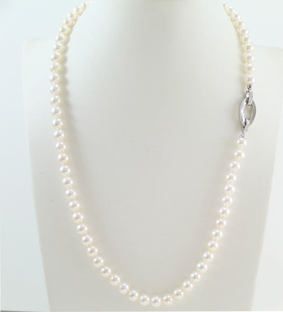 Collana donna perle Akoya giapponesi Coscia chiusura oro bianco e diamanti 5,5/6 in Collane Gioielleria Saba - Dolianova, commercioVirtuoso.it