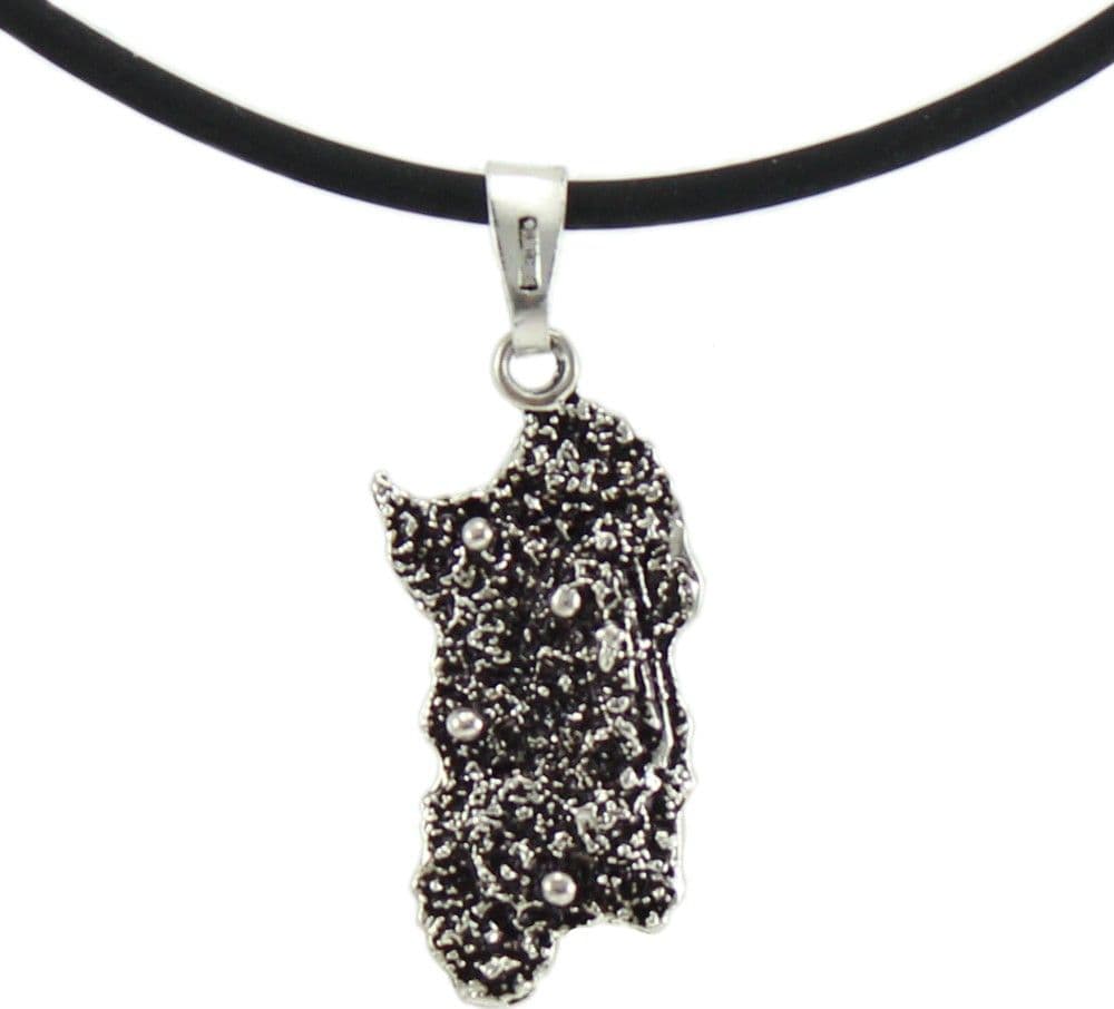 Collana uomo caucciù con pendente Sardegna in argento brunito con montagne in rilievo in Collane Gioielleria Saba - Dolianova, commercioVirtuoso.it