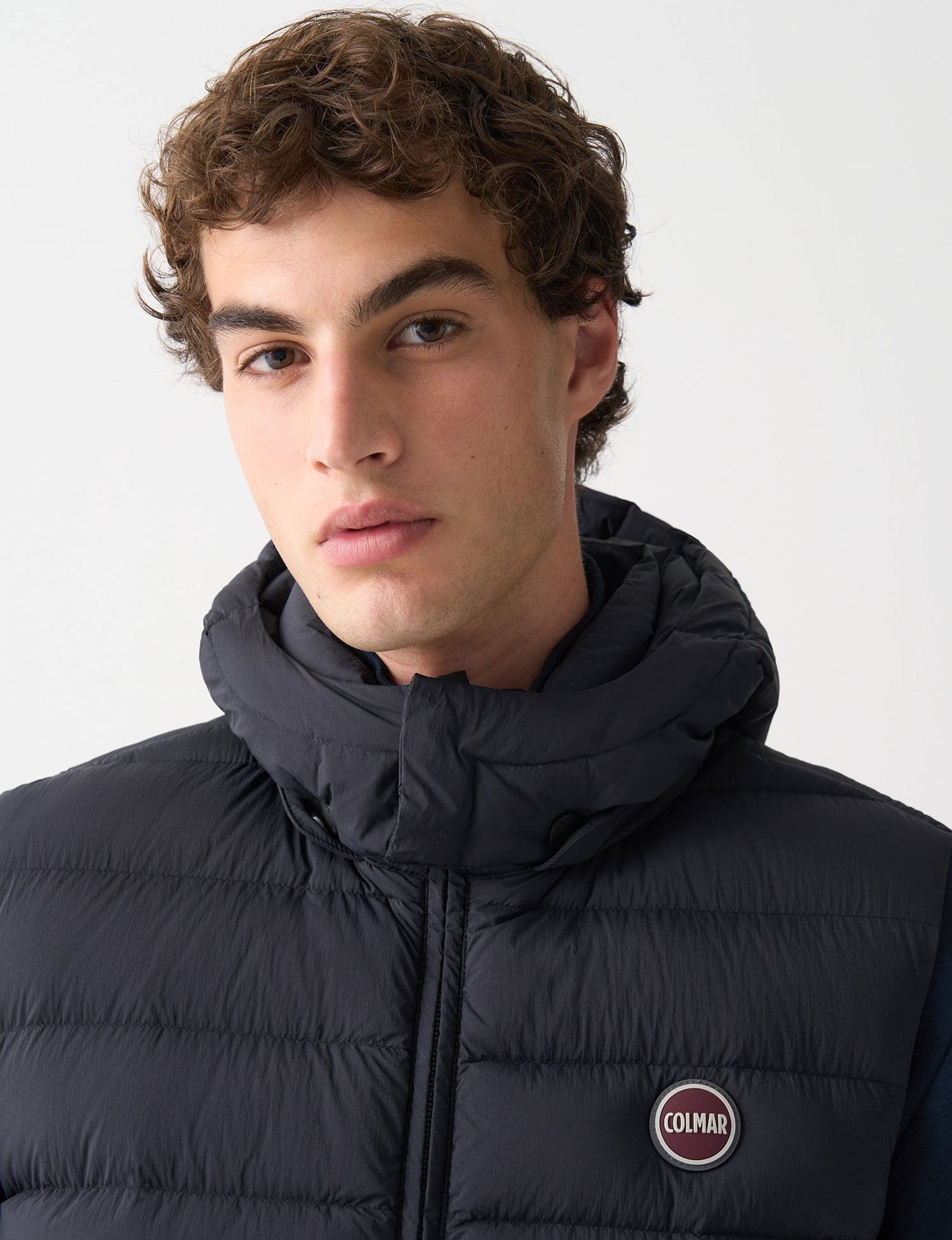 Gilet uomo Colmar nero con cappuccio staccabile e imbottitura in piuma naturale dettaglio