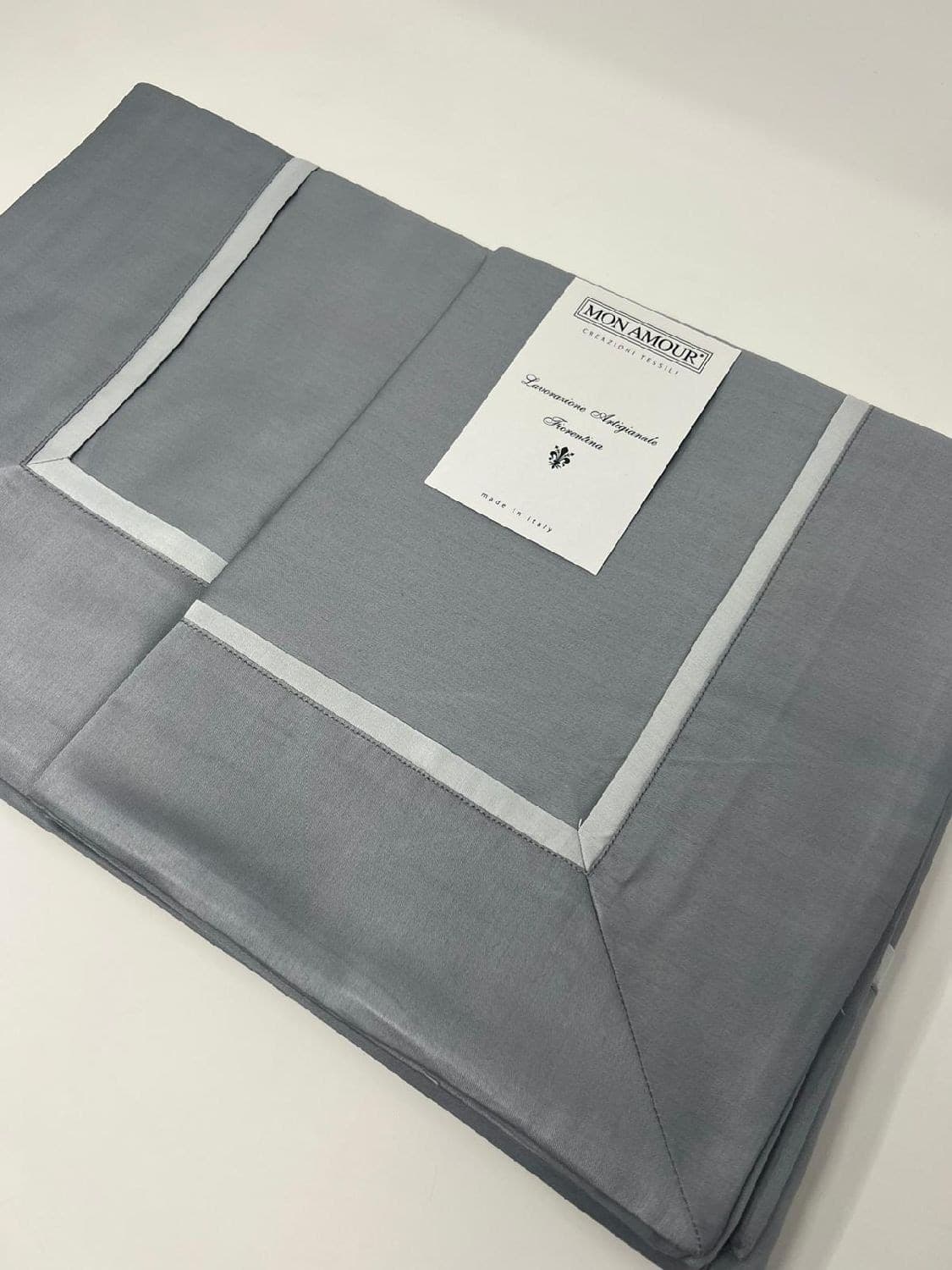 Completo matrimoniale Raso cotone 100% con profilo Mon Amour colore grigio fumo Sopra:270x300 sotto 180x200 h.28/30 e 2 federe 52x82 Casa e cucina/Tessili per la casa/Biancheria da letto/Lenzuola e federe/Set di lenzuola e federe Biancheria Arredo Home - Nola, Commerciovirtuoso.it