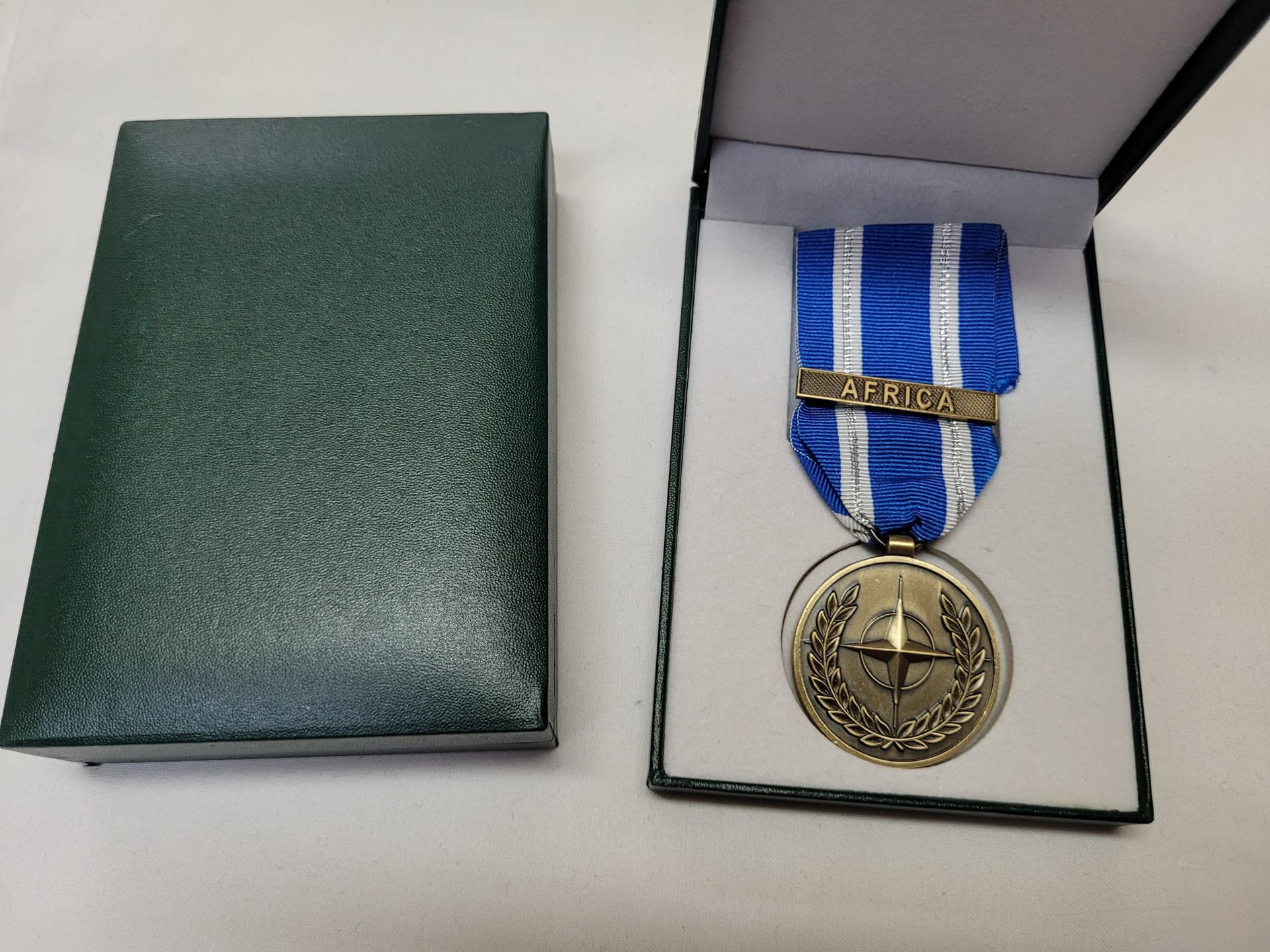 Copia Del Medaglia Africa Nato Con Scatola Repubblica Sport e tempo libero/Accessori/Trofei medaglie e premi/Medaglie Il Distintivo - Pesaro, Commerciovirtuoso.it