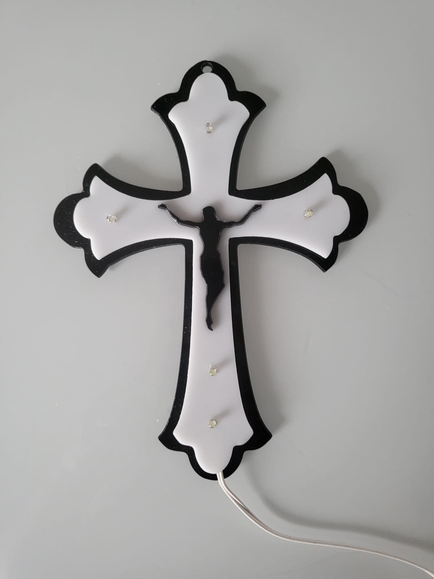 CROCE PLEXIGLASS BICOLORE 5 LED E CRISTO LUCE BIANCA CON BATTERIE in Crocifissi Fatma - Giugliano in Campania, commercioVirtuoso.it