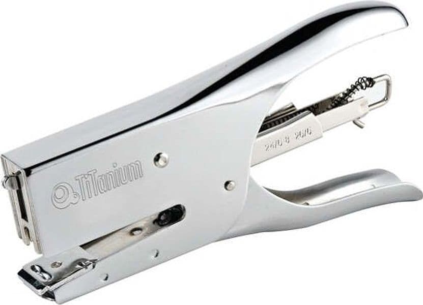 Cucitrice a pinza - acciaio cromato - Titanium Cancelleria e prodotti per ufficio/Archivio ufficio e accessori per scrivania/Spillatrici e perforatrici/Spillatrici manuali Eurocartuccia - Pavullo, Commerciovirtuoso.it