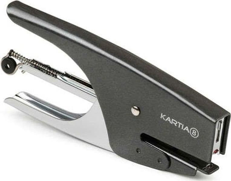 Cucitrice a pinza Kartia 8 - capacitA' 200 punti - nero - Iternet Cancelleria e prodotti per ufficio/Archivio ufficio e accessori per scrivania/Spillatrici e perforatrici/Spillatrici manuali Eurocartuccia - Pavullo, Commerciovirtuoso.it