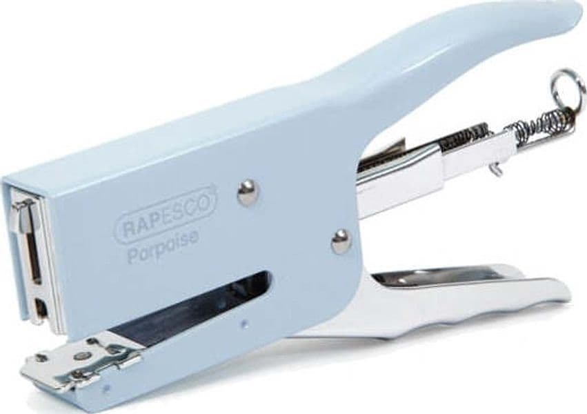 Cucitrice a pinza Porpoise - celeste - Rapesco Cancelleria e prodotti per ufficio/Archivio ufficio e accessori per scrivania/Spillatrici e perforatrici/Spillatrici manuali Eurocartuccia - Pavullo, Commerciovirtuoso.it
