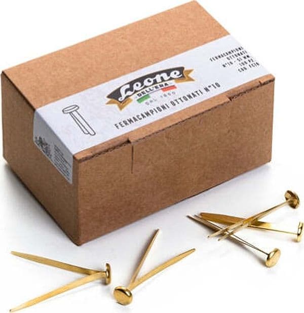 Fermacampioni ottonati - lunghezza 50 mm - n. 10 - Leone - conf. 100 pezzi Cancelleria e prodotti per ufficio/Archivio ufficio e accessori per scrivania/Nastri colle elastici e graffette/Graffette molle fermacarte e anelli Eurocartuccia - Pavullo, Commerciovirtuoso.it