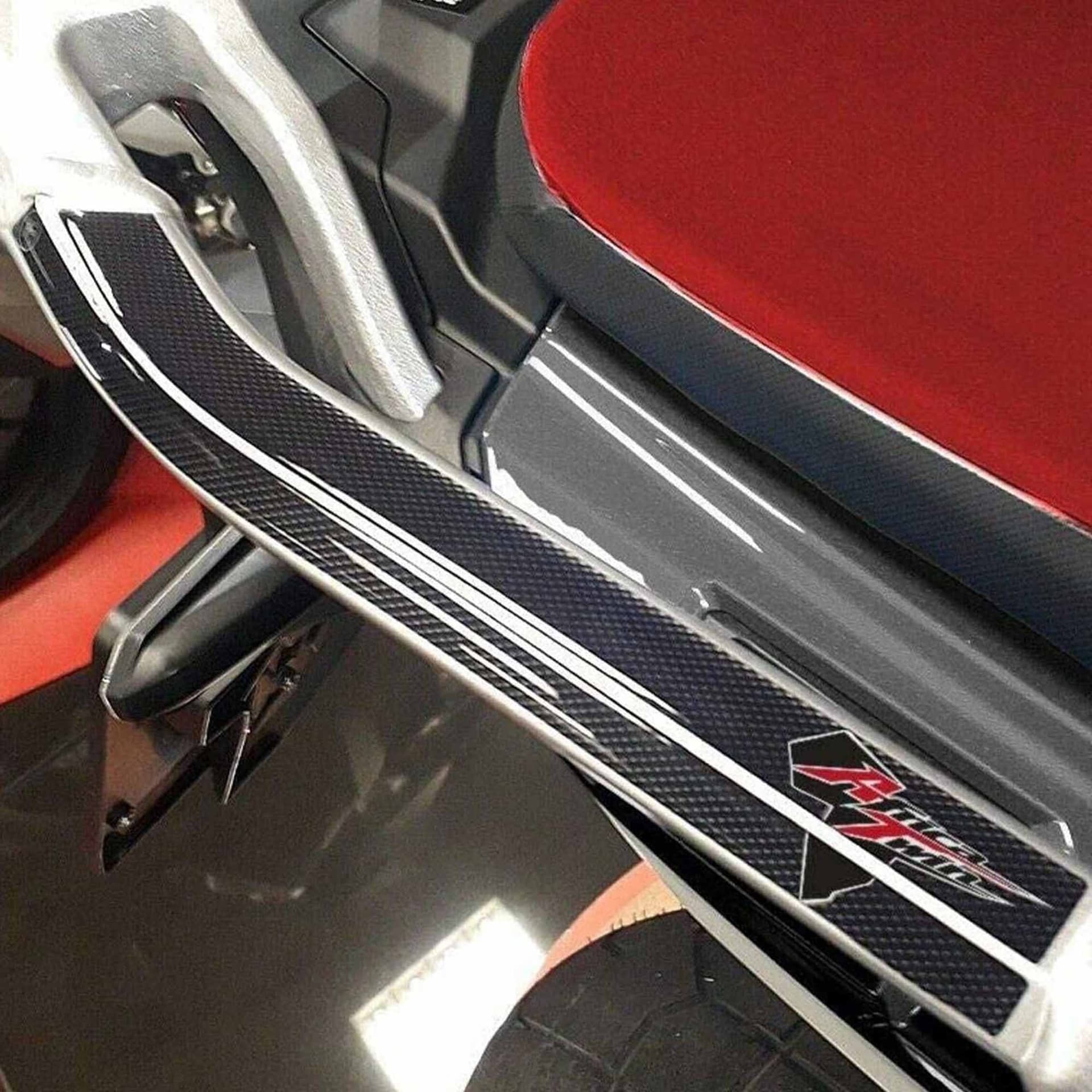 KIT-ADESIVI-3D-per-MANIGLIE-compatibili-HONDA-AFRICA-TWIN-1100-L---moto-dal-2020