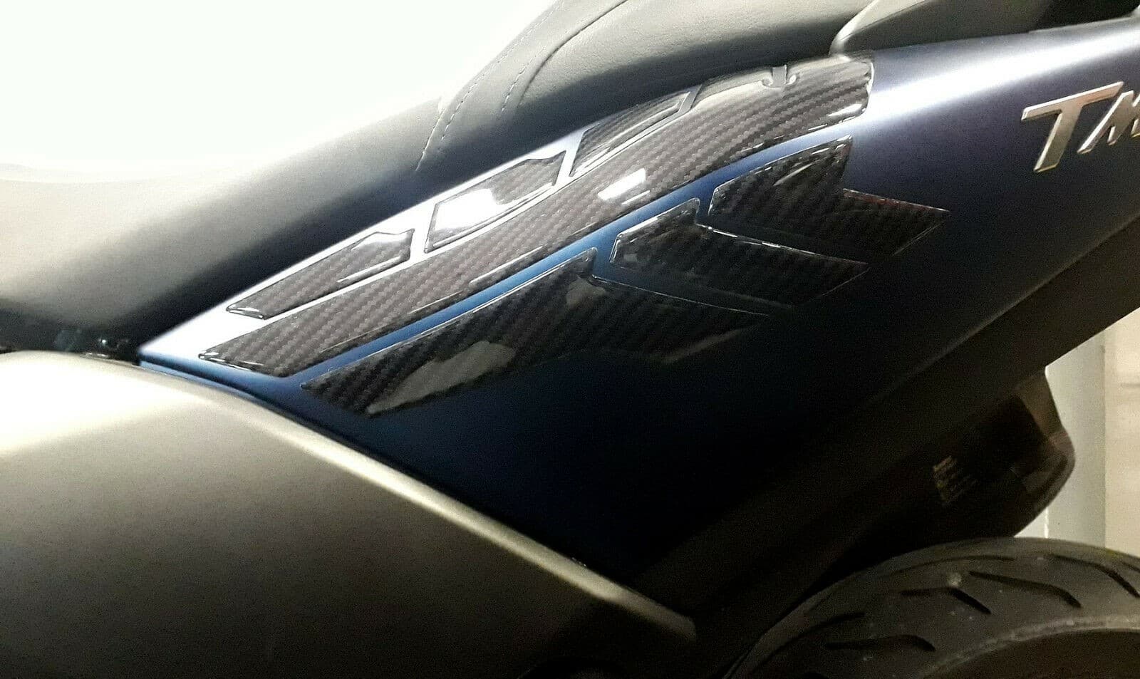 KIT-ADESIVI-GEL-3D-PROTEZIONI-FIANCHI-CODA-compatibili-YAMAHA-TMAX-530-dal-2017