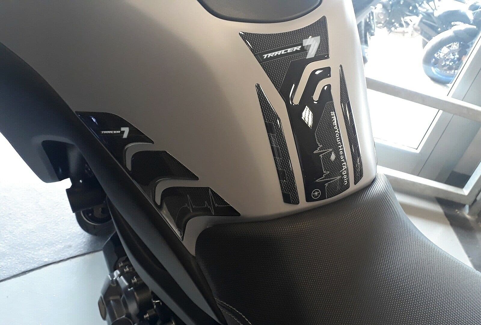 Kit-di-3-adesivi-per-serbatoio-moto-in-resina-gel-3D-compatibile-Yamaha-Tracer-7