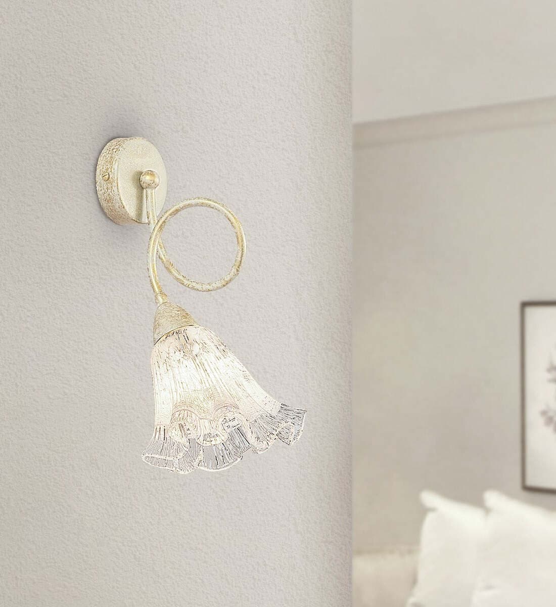 LAM---APPLIQUE-IN-AVORIO-ANTICO-VETRO-BIANCO-CON-BORDO-TRASPARENTE-1XE14-MAX-28W