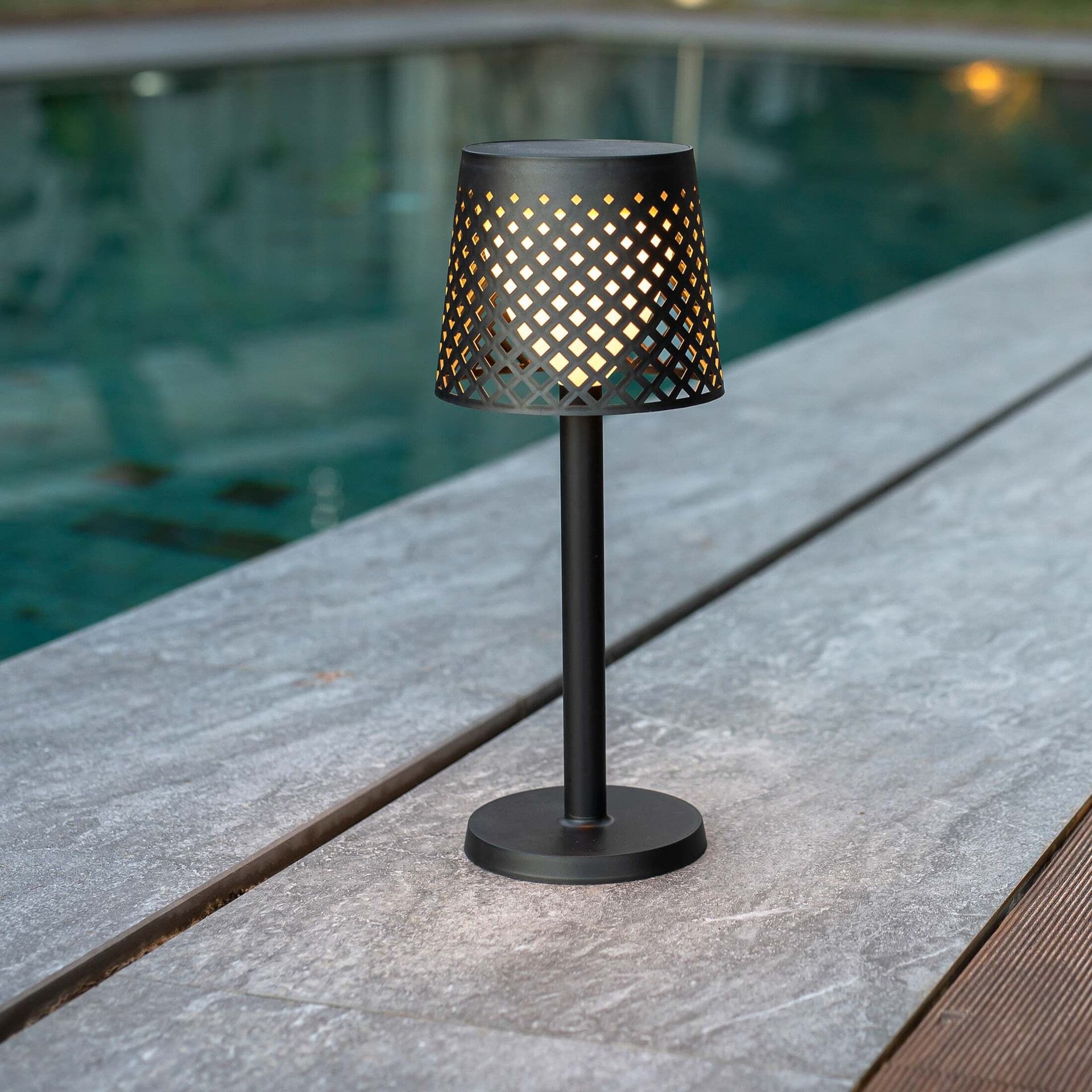 Lampada LED Dimmerabile da tavolo PET Riciclata Lampada Solare A Led Per Esterno Luce Calda Colore Nero Mod Greta Nera Illuminazione/Illuminazione per interni/Lampade/Lampade da tavolo e abat-jour Ferus - Montoro, Commerciovirtuoso.it