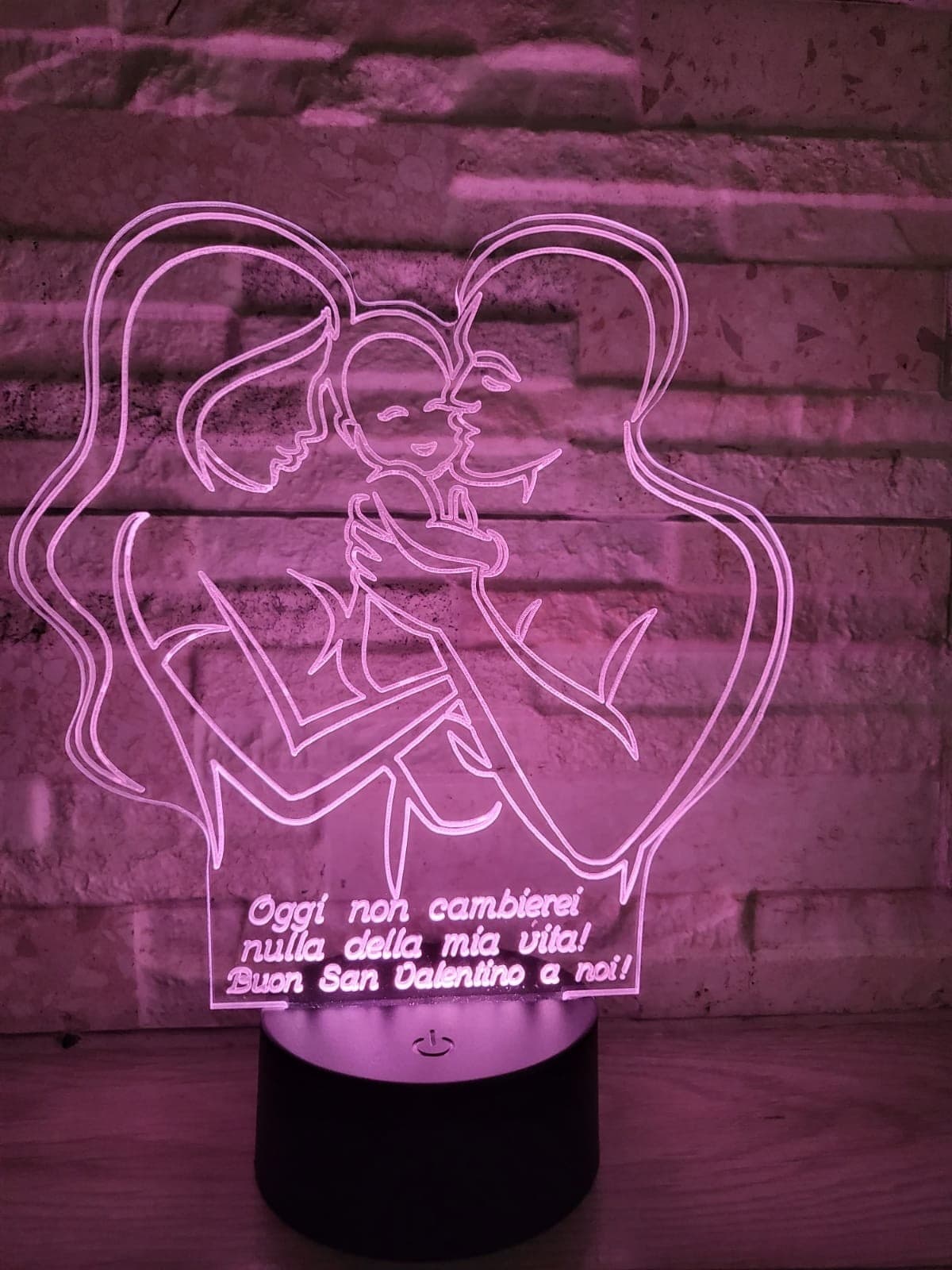 LAMPADA PLEXIGLASS LUME REGALO SAN VALENTINO FAMIGLIA LUCE LED RGB CAVO USB E BATTERIE in Mood Lights Fatma - Giugliano in Campania, commercioVirtuoso.it