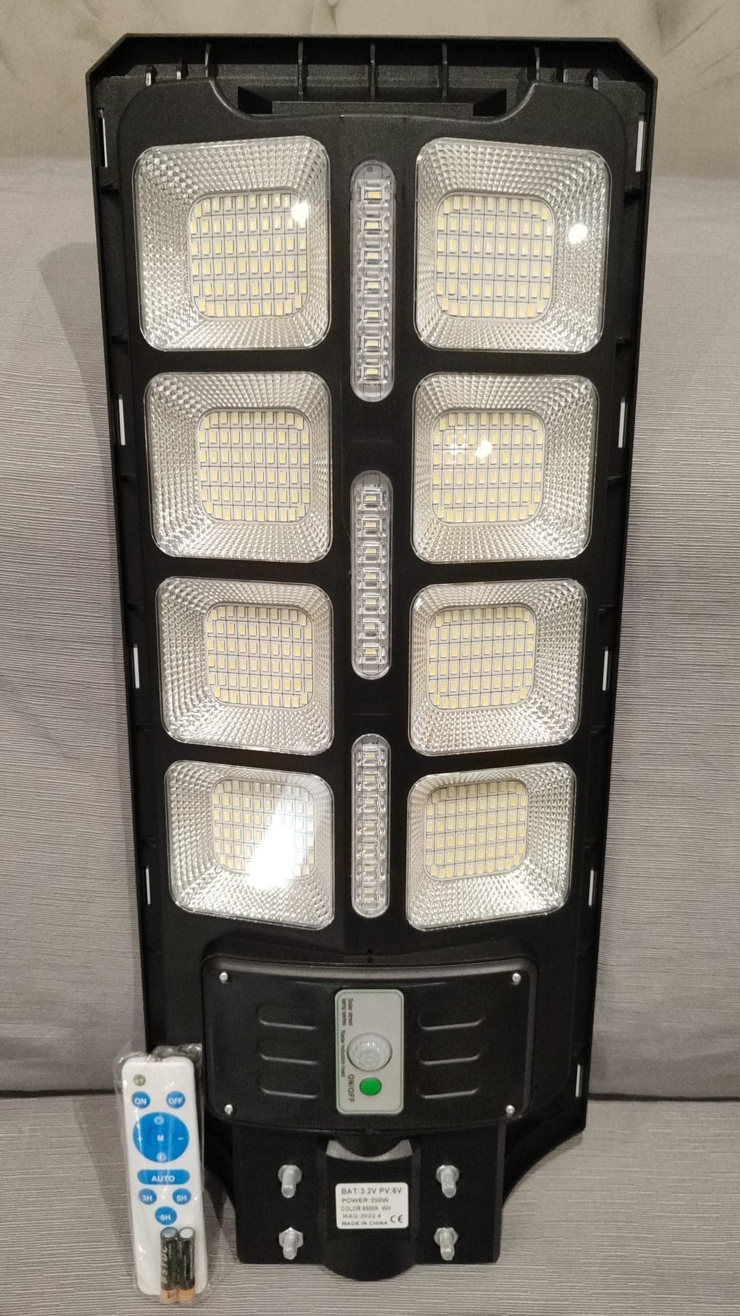 LAMPIONE-LED-200W-con-PANNELLO-SOLARE-SENSORE-CREPUSCOLARE-PIR-ip66