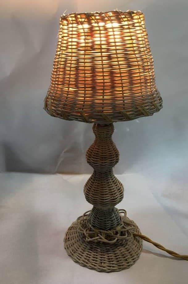 LUME DA TAVOLO IN MIDOLLINO VIMINI ARREDO ARTISTICO ARTIGIANALE CON LAMPADA LED in Lampade da tavolo e abat-jour Fatma - Giugliano in Campania, commercioVirtuoso.it