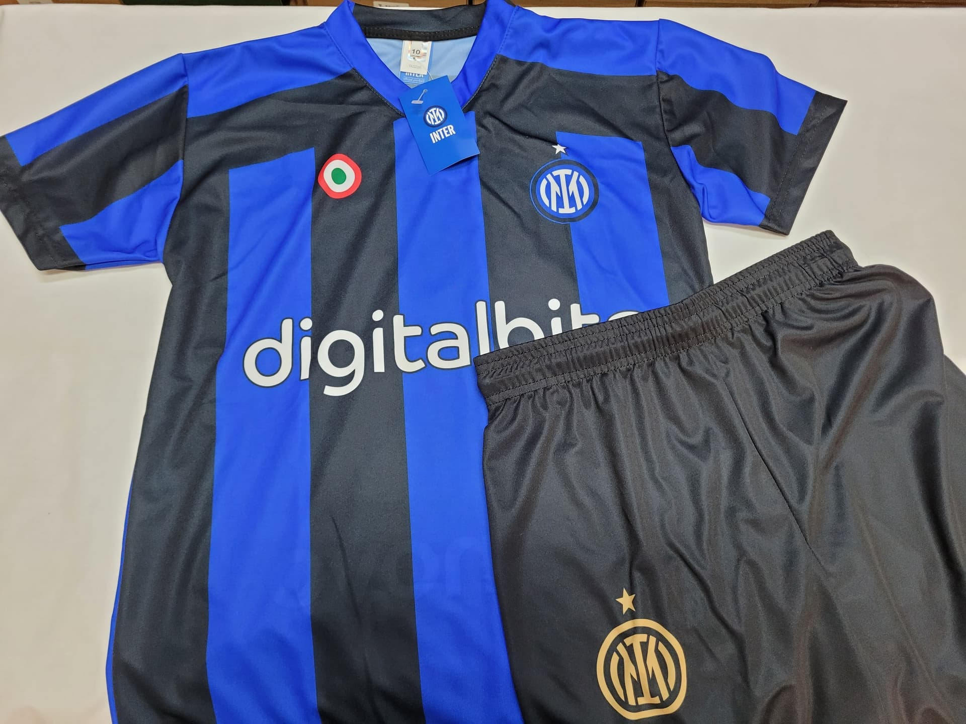 Maglia Fc Inter 2023 Ufficiale Squadra Di Calcio Con Etichetta E Ologramma Sport e tempo libero/Fan Shop/Calcio/Abbigliamento/Magliette e Top Il Distintivo - Pesaro, Commerciovirtuoso.it