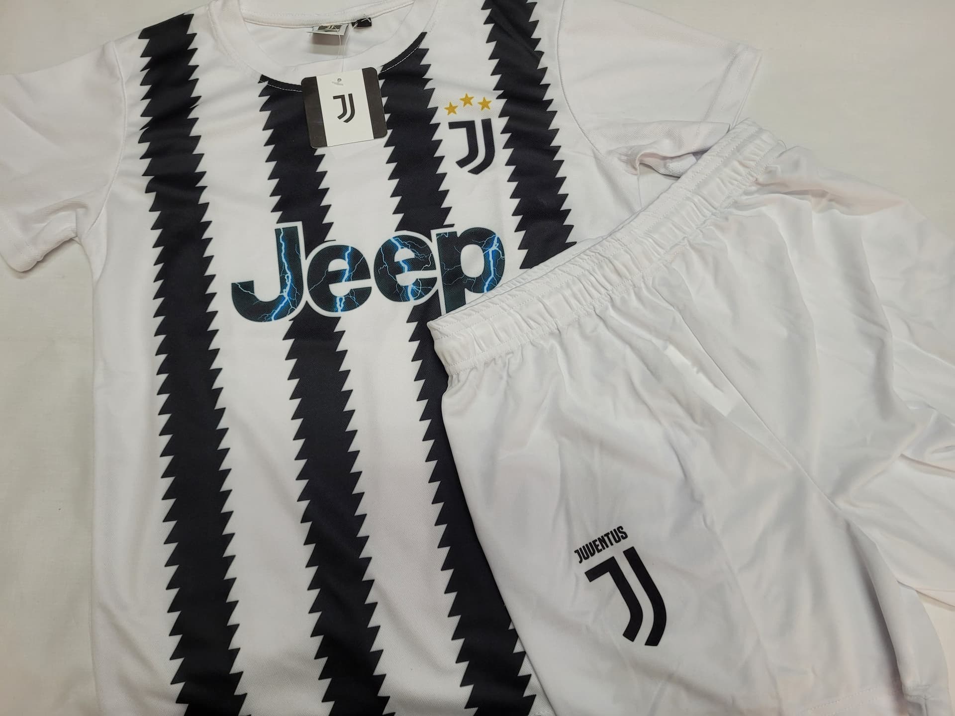 Maglia Fc Juventus 2023 Calcio Juve Bianco Nero Sport e tempo libero/Fan Shop/Calcio/Abbigliamento/Magliette e Top Il Distintivo - Pesaro, Commerciovirtuoso.it