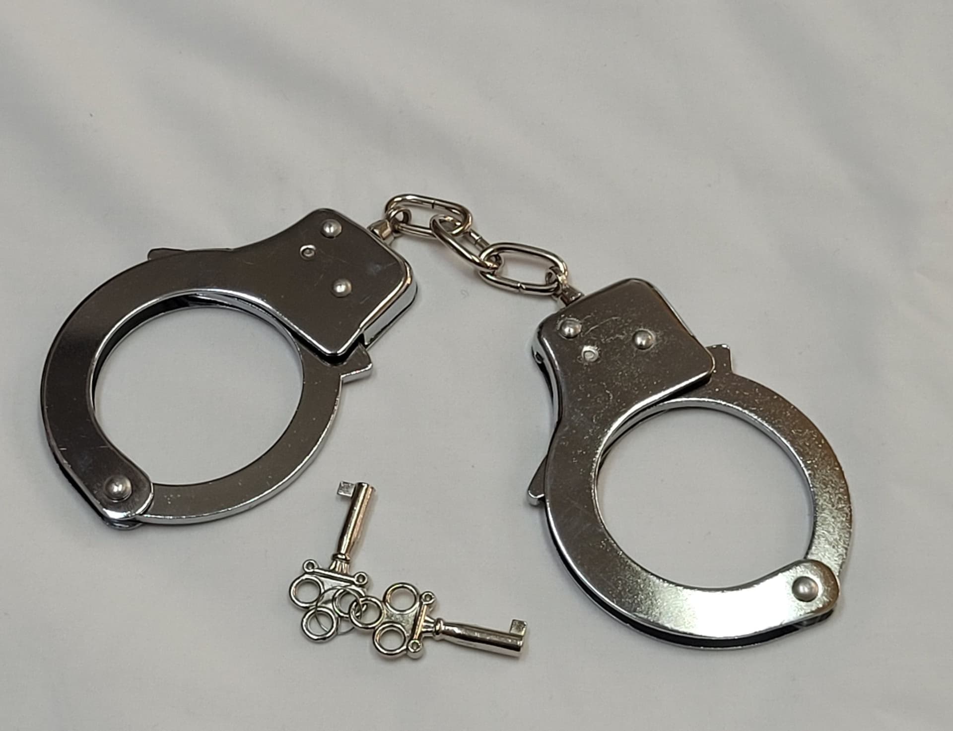 Manette Giocattolo Bambini Manette Della Polizia In Metallo Di Ruolo Per Feste Della Polizia Manette Con 2 Chiavi Giochi Per Sicurezz Salute e cura della persona/Erotismo e contraccezione/Bondage/Manette Il Distintivo - Pesaro, Commerciovirtuoso.it
