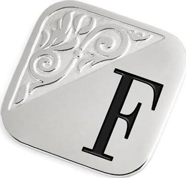 Marlù--Piastrina-quadrata-con-lettera-changy
