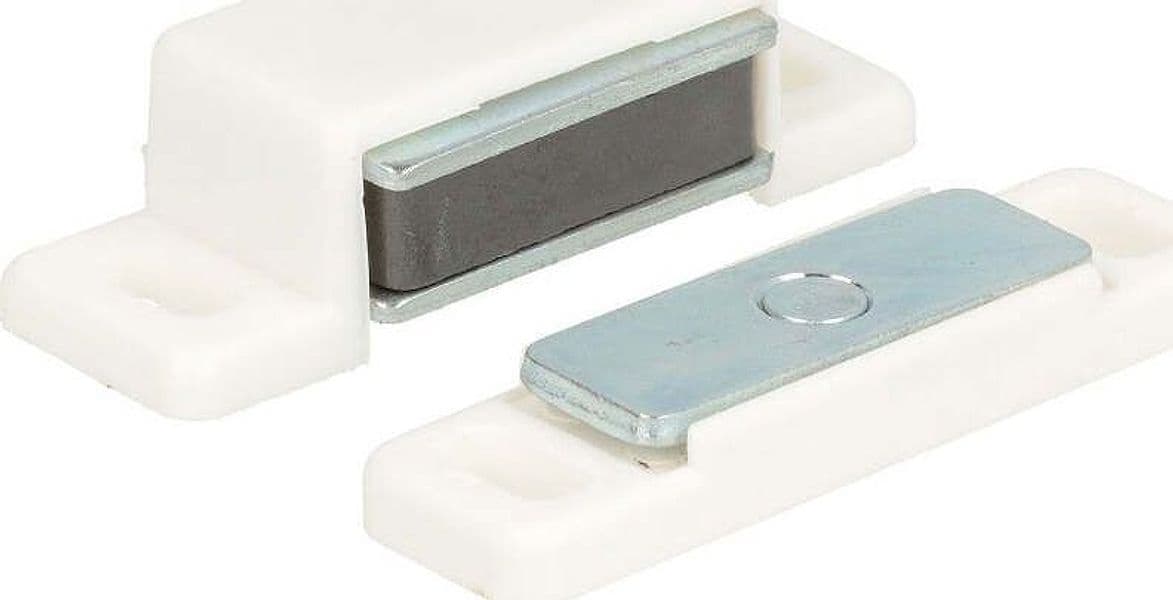 MASIDEF---2-PEZZI---CHIUSURA-MAGNETICA-CON-PISTRA-OSCILLANTE-FORZA-5kg---COLORE-BIANCO