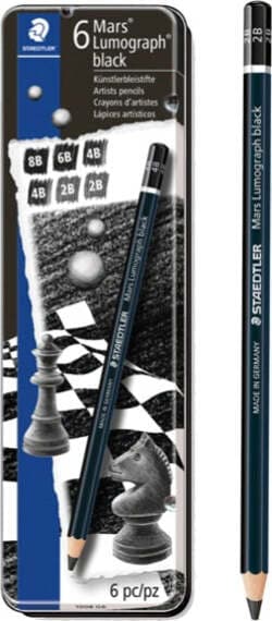 Matita di grafite tipo carboncino Mars Lumograph Black - 4 gradazioni - Staedtler - conf. 6 pezzi Cancelleria e prodotti per ufficio/Penne matite scrittura e correzione/Matite/Matite di legno Eurocartuccia - Pavullo, Commerciovirtuoso.it