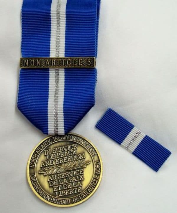 Medaglia Kosovo Bosnia Unificate Nato - Nastro / Nastrino / Medaglia Sport e tempo libero/Accessori/Trofei medaglie e premi/Medaglie Il Distintivo - Pesaro, Commerciovirtuoso.it