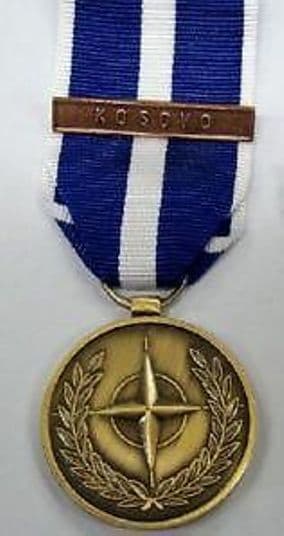 Medaglia Kosovo Nato Con Nastro Sport e tempo libero/Accessori/Trofei medaglie e premi/Medaglie Il Distintivo - Pesaro, Commerciovirtuoso.it