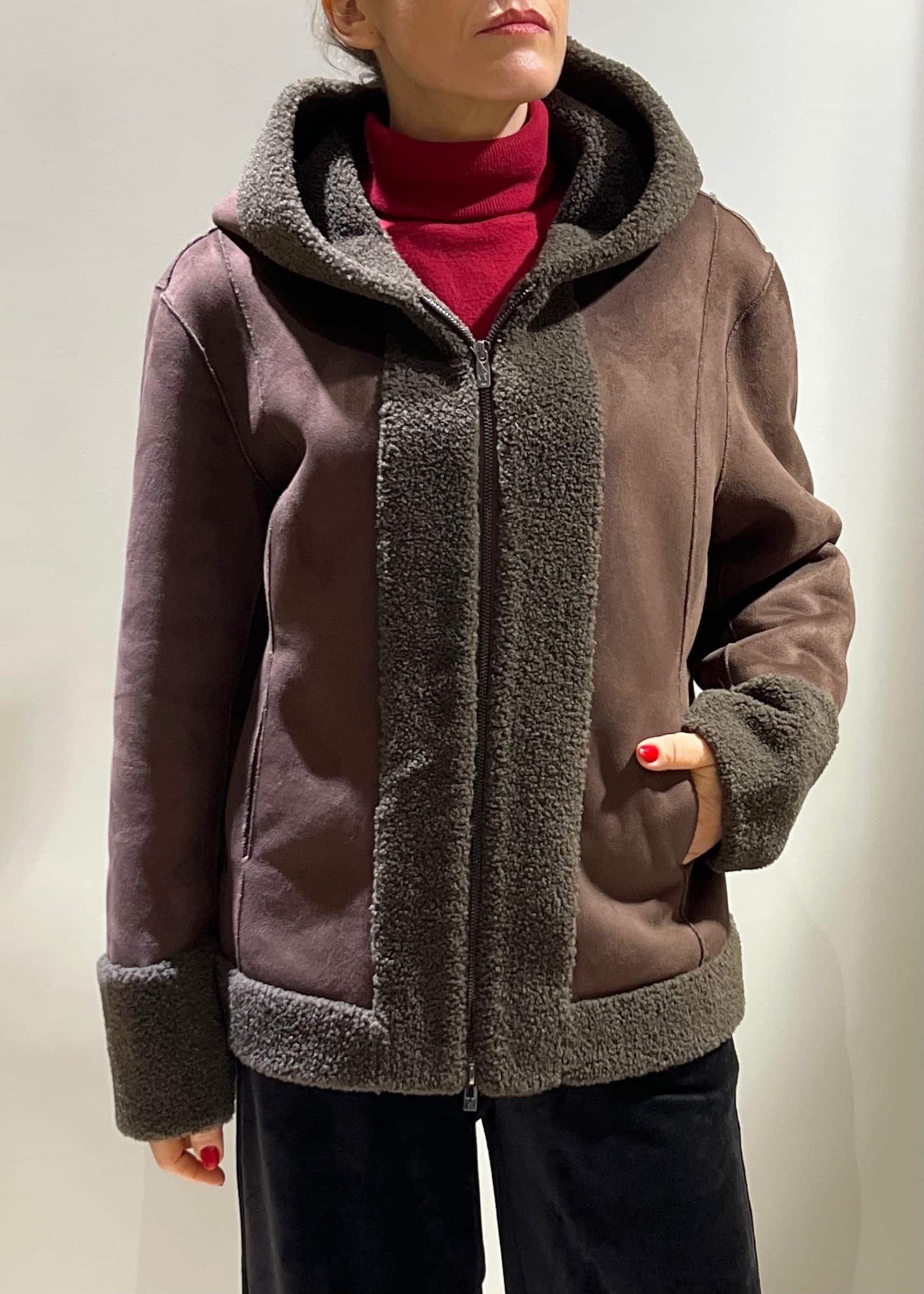 Montone-marrone-corto-con-zip-e-cappuccio