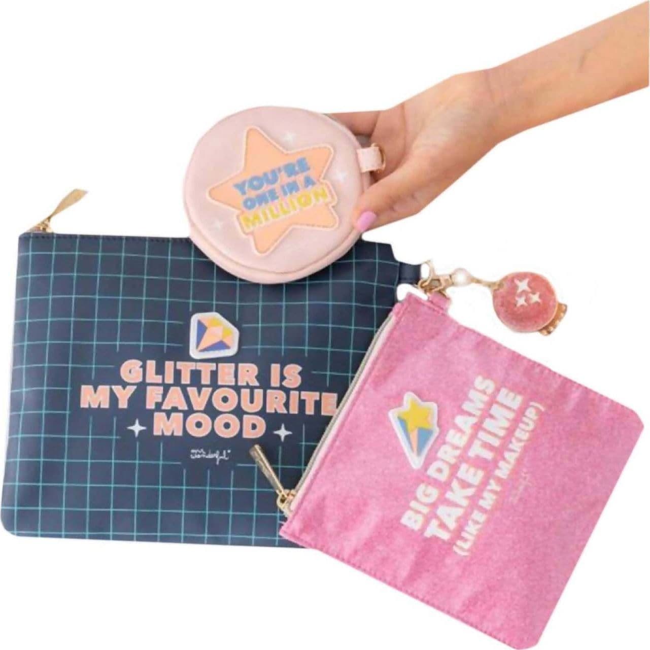 Mr-wonderful Set Di 3 Beauty Case Glitter Is My Favourite Mood Bustine Con Scritte E Zip Rifiniture Glitter in Pochette portatrucchi Cartolibreria La Fenice - Spadafora, commercioVirtuoso.it