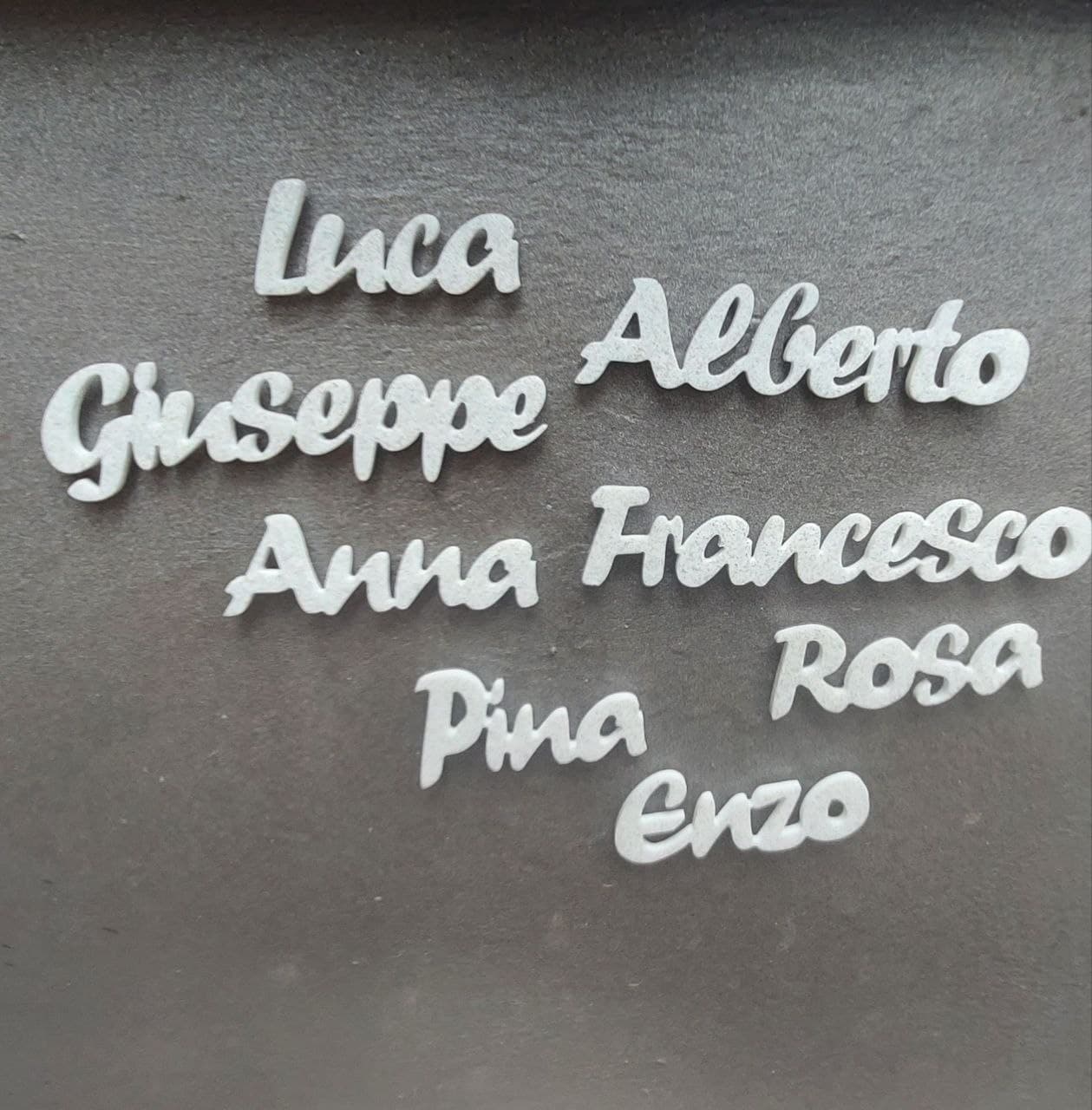 NOMI SEGNAPOSTO COMUNIONE BATTESIMO MATRIMONIO CALAMITA PLEXIGLA REGALO BOMBONIERE in Bomboniere Fatma - Giugliano in Campania, commercioVirtuoso.it