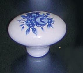 ORECA---1-POMOLO-OVALE-IN-PORCELLANA-BIANCA-CON-FIORE-BLU-33X24mm