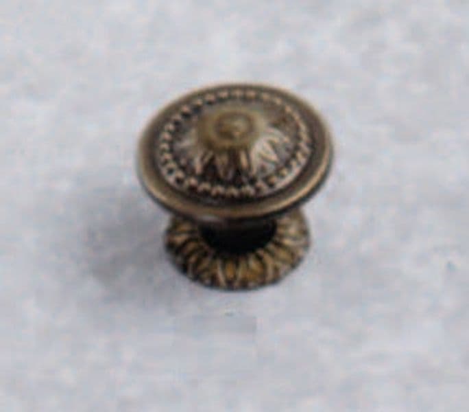 ORECA---1-POMOLO-STILE-ANTICO-CON-ROSETTA-IN-OTTONE-D.-20X15mm