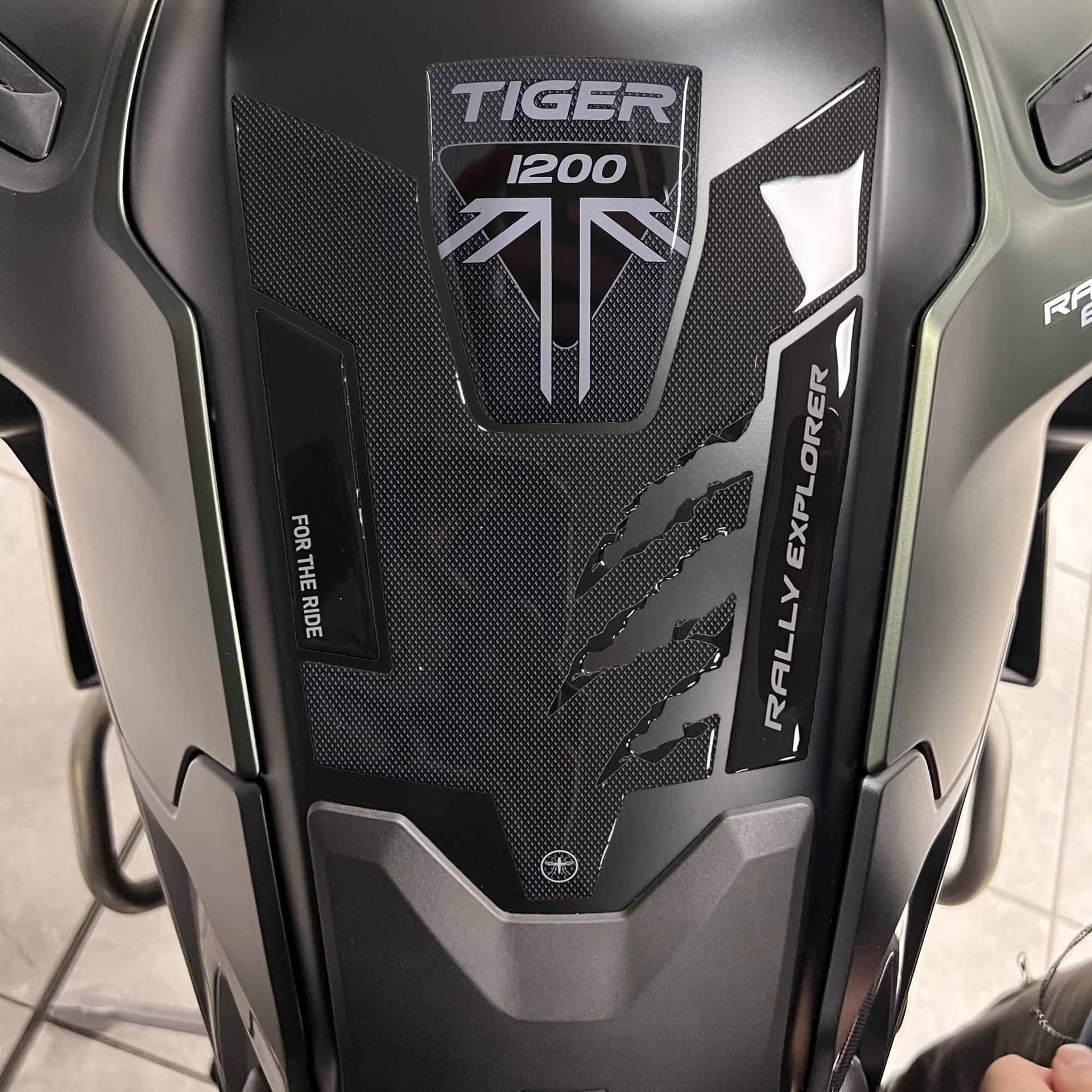 Paraserbatoio-Adesivo-3D-compatibile-con-Triumph-Tiger-1200-Rally-Explorer-2023