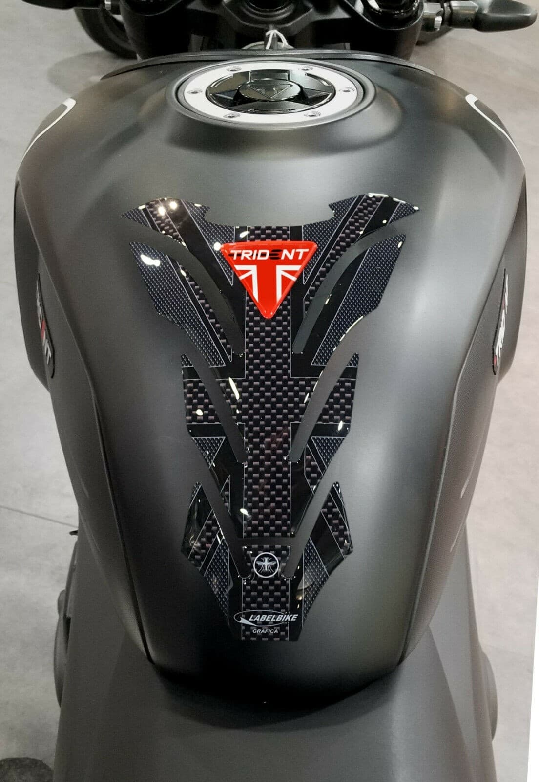 Paraserbatoio-in-resina-3D-per-moto-compatibile-Triumph-Trident-660-union-jack