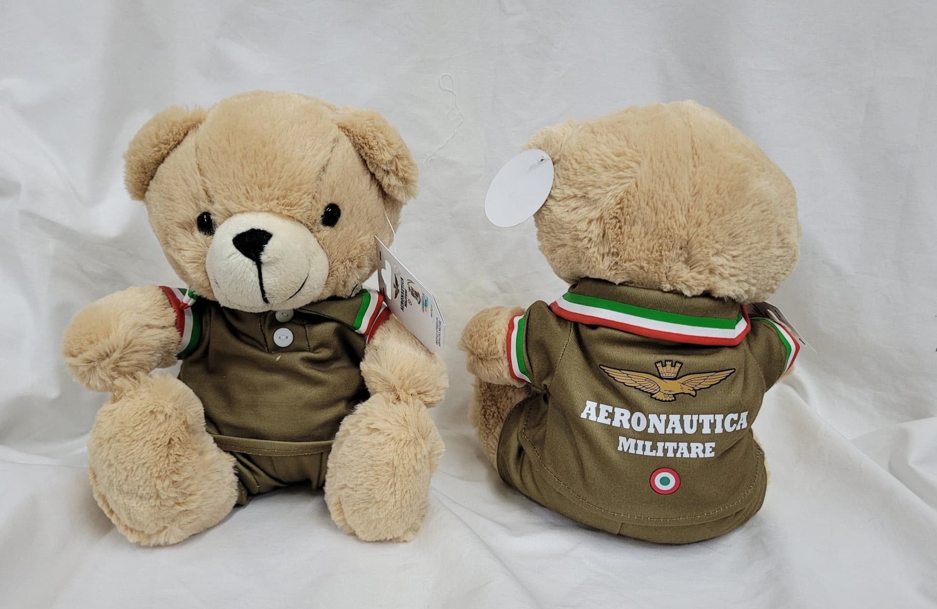 Peluche Orsetto Prodotto Ufficiale Aeronautica Militare Con Etichetta E Ologramma Sport e tempo libero/Fan Shop/Giocattoli e sale giochi/Giocattoli di peluche Il Distintivo - Pesaro, Commerciovirtuoso.it