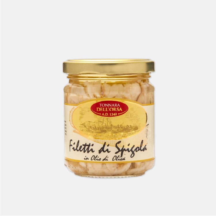 Cibi in scatola e conserve in alimentari e cura della casa