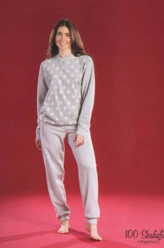 Pigiama Due Pezzi Donna In Felpa 100 Sbadigli Pigiama Girocollo Maglia Con Polsini E Pantalone A Polsini Fantasia Stelle 3 Bottoni Grigio O Rosa Art.2012 in Pigiami due pezzi ADAMO INTIMO e CASA - Bagheria, commercioVirtuoso.it