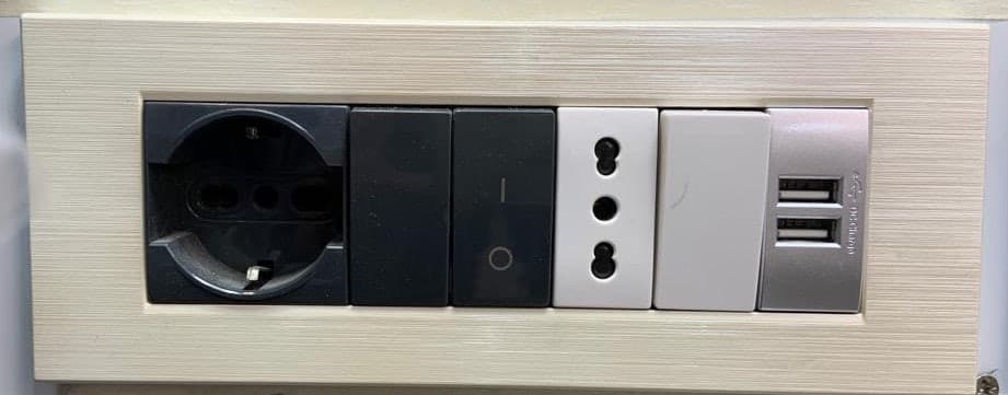 PLACCA BIANCO PERLA N. 21 IN ABS COMPATIBILE LIVING LIGHT INTERNATIONAL 3 4 7 POSTI in Placche per interruttori Fatma - Giugliano in Campania, commercioVirtuoso.it