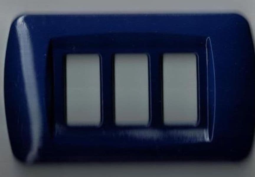 PLACCA BLU SCURO IN ABS PER SCATOLE RETTANGOLARI SERIE ECLIPSE in Coperchi per scatole di derivazione Fatma - Giugliano in Campania, commercioVirtuoso.it