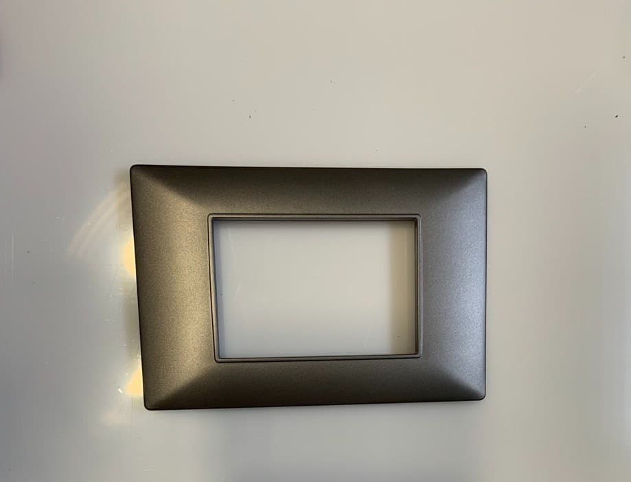 PLACCA COMPATIBILE VIMAR PLANA BRONZO SCURO C9903 PLACCHE ABS COPRINTERRUTTORI TASTO 3 4 7 PO in Placche combinate interruttori e prese Fatma - Giugliano in Campania, commercioVirtuoso.it