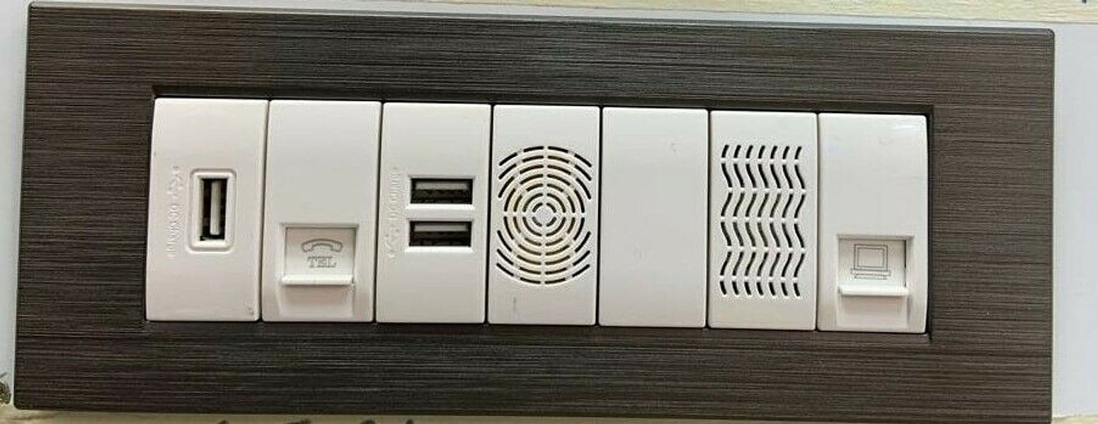 PLACCA GREYSTONE N. 24 IN ABS COMPATIBILE LIVING LIGHT INTERNATIONAL 3 4 7 POSTI in Placche per interruttori Fatma - Giugliano in Campania, commercioVirtuoso.it