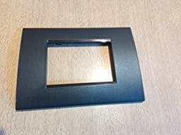 PLACCA NERA IN ABS PER SCATOLE RETTANGOLARI SERIE SOFT 2/3/4/7 POSTI in Placche combinate interruttori e prese Fatma - Giugliano in Campania, commercioVirtuoso.it